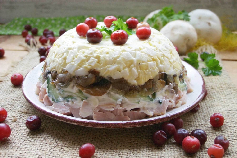 Салат с копченой курицей и грибами